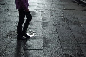 Caminando sólo por la ciudad, reconociendo la textura del entorno con los pies.