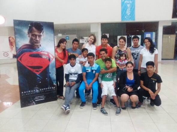 Afuera de Cinemex con los niños de la casa hogar Vida Nueva