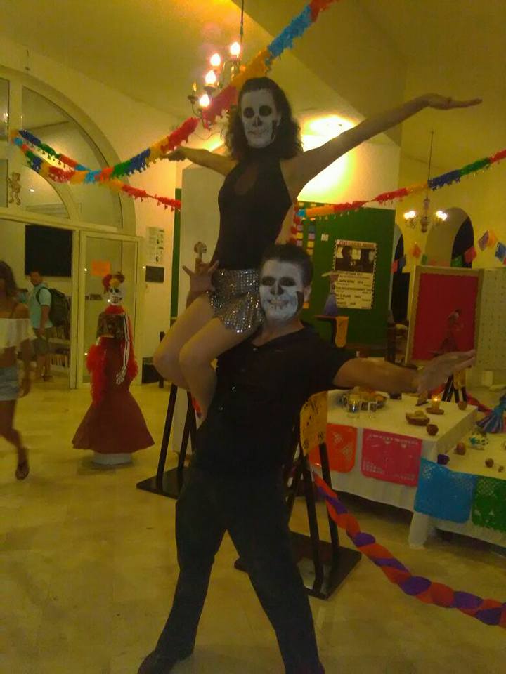 Israel Andalón y Sujel Espinoza en el festival de Día de Muertos 2017 en Centro Cultural Biblioteca Los Mangos, Puerto Vallarta.