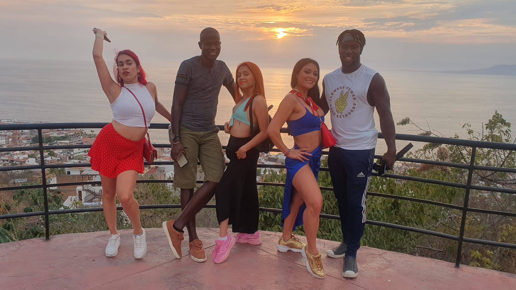 Maestros de baile disfrutando el atardecer en Puerto Vallarta.