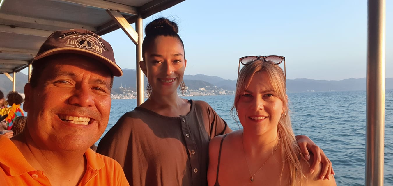 Kikka, Vero e Israel en el Barco SBk navegando por Bahía de Banderas.