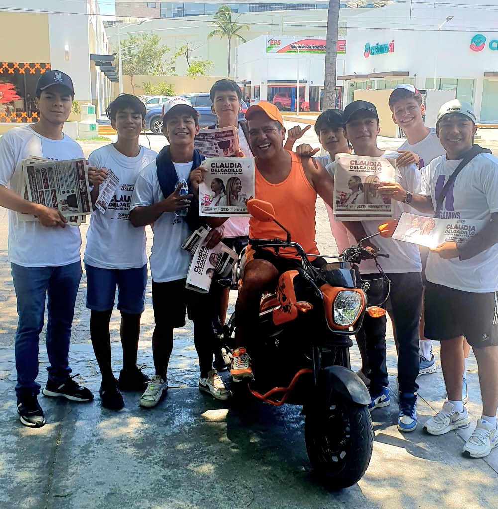 Israel en la Motomami y chavitos militantes en el fondo.