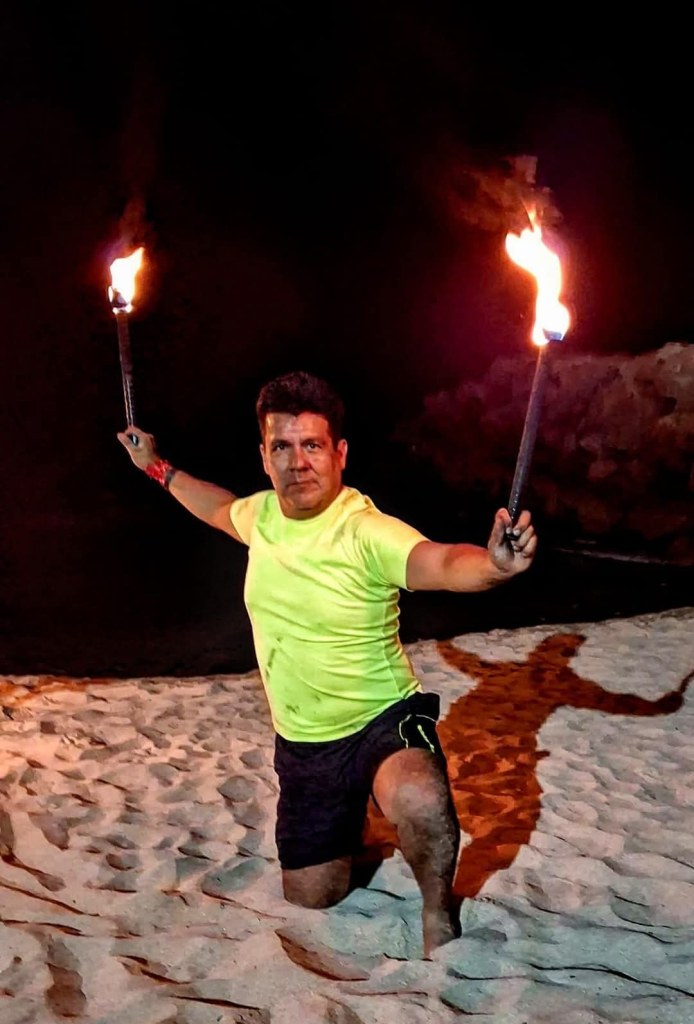 Israel Andalón durante una práctica de danza con fuego con antorchas.