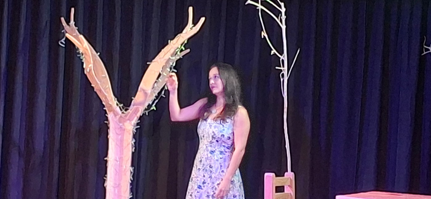 Azul en la obra "Polvo de Hadas"