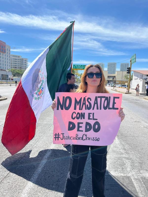 Ximena Peña en las protestas de Puerto Vallarta