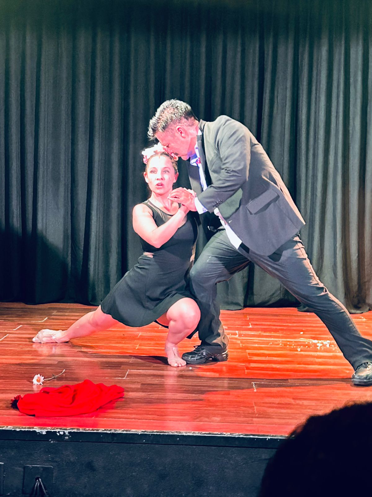 Azul Cervera e Israel Andalón bailando tango con Entre Flores y Raices.